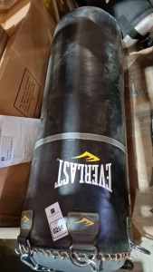 1 X EVERLAST HEAVY - DUTY PUNCHING BAG IN BLACK WEIGHT 75KG IN SIZE L 130 X DIAM 45 CM COMES WITH HANGING CHAIN