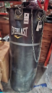 1 X EVERLAST HEAVY - DUTY PUNCHING IN BLACK BAG WEIGHT 75KG IN SIZE L 130 X DIAM 45 CM COMES WITH HANGING CHAIN