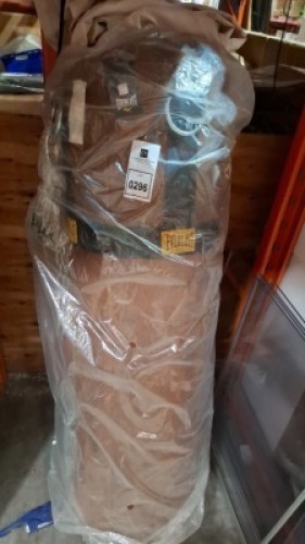 1 X EVERLAST BRAND NEW HEAVY - DUTY PUNCHING BAG IN BROWN WEIGHT 45KG IN SIZE L 120 X DIAM 35 CM COMES WITH HANGING CHAIN