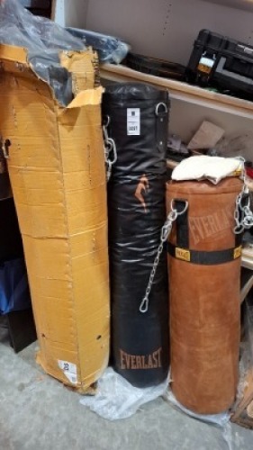 3 X EVERLAST HEAVY - DUTY PUNCHING BAGS 2 IN BLACK 45KG ONE IN BROWN 45KG COMES WITH HANGING CHAINS