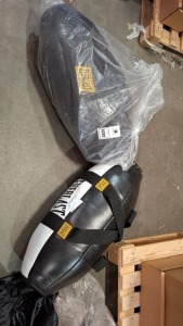 2 X BRAND NEW EVERLAST TOREDO HEAVY PUNCHING BAGS IN BLACK / WHITE 70LB