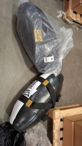 2 X BRAND NEW EVERLAST TOREDO HEAVY PUNCHING BAGS IN BLACK / WHITE 70LB