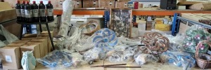 30 + BRAND NEW MIXED GARDEN LOT CONTAINING 360 DEGREES METAL SWIVEL CLASSICAL WIND SPINNERS IN BROWN / BLUE , OWL STATUE FIGURINES , ARTIFICIAL HANGING FLOWER BASKET , THE OUTDOOR CITRONELLA TORCH OIL ETC ON A FULL BAY