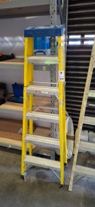 1 X GREEN BROOK ELECTRICAL FIBRE GLASS 5 STEP PLUS TRAY STEP LADDER