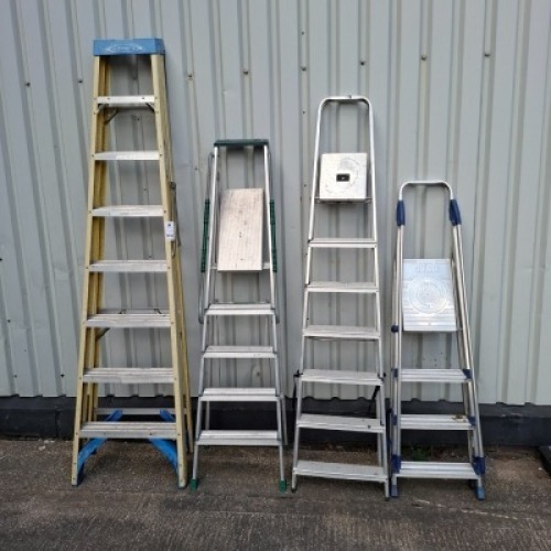 4 X MIXED ALUMINUM STEP LADDERS IN VARIOUS SIZES
