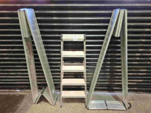 3 X MIXED LOT CONTAINING 2 MITOWER MTTS TOE- BOARD SET AND 1 ALUMINIUM 4 STEP LADDER