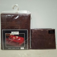 108 X BRAND NEW MIXED LOT CONTAINING 96 WEXFORD NAPKINS IN BROWN IN SIZE 43 X 43 12 CLASSICS SHELL TABLE CLOTH IN BROWN IN SIZE 178CM X 320 CM IN TWO BOXES