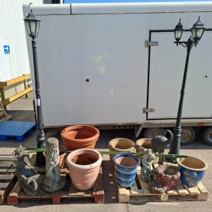 17 X GARDEN DECORATION LOT CONTAINING 2 METAL LAMP POSTS 8 VARIOUS PLANT POTS IN VARIOUS STYLES AND SIZES 3 PLANT SUPPORT BARS 4 GARDEN ORNAMENTS