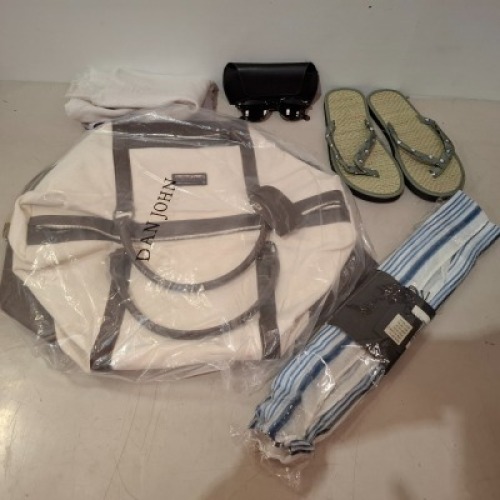 17 X BRAND NEW DAN JOHN LOT TO INCLUDE BAGS - SUN GLASSES - FLIP FLOPS - SCARFS - ETC IN 1 TRAY