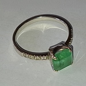 WHITE METAL SOLITAIRE RING (STAMPED 585 14CT GOLD) WITH SQUARE EMERALD & DIAMOND SET SHOULDERS (VALUE FOR INSURANCE PURPOSES £595)