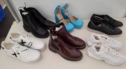 40 X MIXED SHOES LOT CONTAINING MUNICH TRAINERS IN BLUE/GREEN IN SIZE 41 , ISAW IT FIRST SPLIT BOOTS IN BLACK IN SIZE UK 5 . MISSGUIDED HIGH BLOCK HEEL IN TEAL IN SIZE 5 , HURLEY X SANDALS IN BLACK IN SIZE 8 ETC IN TWO TRAYS (NOTE - TRAYS NOT INCLUDED)
