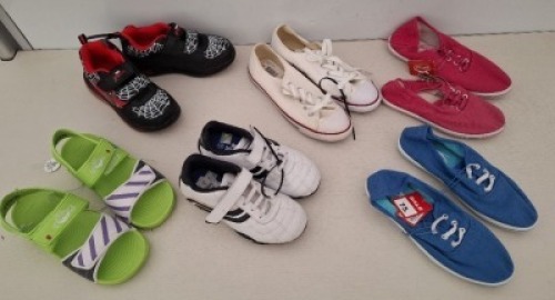 100 X MIXED CHILDREN SHOES CONTAINING SLAZENGER CONVERSE IN PINK IN SIZE C10 , MARVEL SPIDERMAN LIGHT UP TRAINERS IN BLACK AND WHITE/RED IN C11 , BU SLIP ON TRAINERS IN BLACK/WHITE IN SIZE 6 , SLAZENGER CONVERSE IN BLUE IN SIZE C13 ETC IN ONE TRAY (TRAYS 