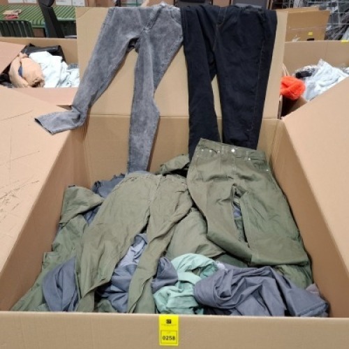 400 X MIXED PANTS LOT CONTAINING MODE JEANS IN NAVY IN MEDIUM , DAMART JEANS IN GREEN IN SIZE UK 14 , SHANA DENIM PANTS IN GREY IN SIZE 44 , JEANS IN GREY/BLACK IN SIZE 36 ETC IN ONE LARGE BOX (NOTE - SOME MAY BE DETAGGED / DELABELLED)