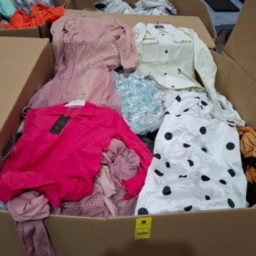 400 X MIXED WOMENS CLOTHING LOT CONTAINING CLOVE IN WHITE AND BLACK IN SIZE 36-42 , VENUS DRESS IN PEACH IN SIZE MEDIUM , MANDELINO DRESS IN PINK AND PURPLE IN SIZE 44 , MISS LISA TOP IN WHITE IN SIZE XXXL , CREP FLORAL DRESS IN TEAL AND WHITE IN SIZE MED