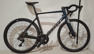 SCOTT ADDICT RC PRO ROAD BIKE IN BLUE MODEL: 290356 SIZE: XL - 58 ORIG PRICE: £9499 ADDICT RC DISC HMX CARBON FRAME ADDICT RC HMX FORK ULEGRA 12 SPEED DI2 SHIFTERS ALL CARBON WHEELS SCHWALBE PRO ONE TL-TYRES STEERERS HAVE BEEN CUT OUT (STANDARD PRACTICE 