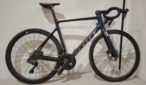 SCOTT ADDICT RC PRO ROAD BIKE IN BLUE MODEL: 290356 SIZE: XL - 58 ORIG PRICE: &pound;9499 ADDICT RC DISC HMX CARBON FRAME ADDICT RC HMX FORK ULEGRA 12 SPEED DI2 SHIFTERS ALL CARBON WHEELS SCHWALBE PRO ONE TL-TYRES STEERERS HAVE BEEN CUT OUT (STANDARD PRACTICE 