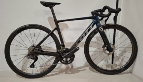 SCOTT ADDICT RC PRO DISC ROAD BIKE MODEL: 286415 SIZE: S - 52 ORIG PRICE: &pound;8699 ADDICT RC DISC HMX CARBON FRAME ADDICT RC HMX FORK ULEGRA 12 SPEED DI2 SHIFTERS ALL CARBON WHEELS SCHWALBE PRO ONE TL-TYRES STEERERS HAVE BEEN CUT OUT (STANDARD PRACTICE BY RA