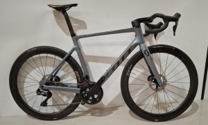 SCOTT ADDICT RC 15 IN GREY ROAD BIKE MODEL: 290358 SIZE: L - 56 ORIG PRICE: £6199 ADDICT RC DISC HMX CARBON FRAME ADDICT RC HMX FORK SHIMANO ULTEGRA DI2 DISC 12 SPEED SYNCROS CAPITAL 1.0 35 DISC WHEELS SCHWALBE ONE RACE-GUARD TYRES SYNCROS CARBON/ALLO
