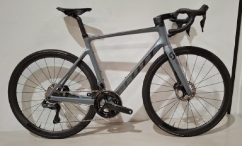 SCOTT ADDICT RC 15 IN GREY ROAD BIKE MODEL: 290358 SIZE: L - 56 ORIG PRICE: &pound;6199 ADDICT RC DISC HMX CARBON FRAME ADDICT RC HMX FORK SHIMANO ULTEGRA DI2 DISC 12 SPEED SYNCROS CAPITAL 1.0 35 DISC WHEELS SCHWALBE ONE RACE-GUARD TYRES SYNCROS CARBON/ALLO