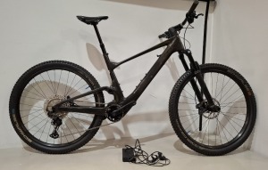 SCOTT LUMEN 910 BIKE MODEL: 290602 SIZE: L - 56 ORIG RRP £6849 FOX NUDE 5T EVOL, TWINLOC, 130MM SHIMANO XT-DEORE 12 SPEED SHIMANO DEORE 4 PISTON DISC BRAKES SYNCROS X-30SE TR RIMS SYNCROS DROPPER POST AND PARTS (SEE ALL IMAGES)