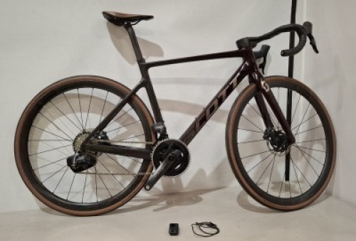 SCOTT ADDICT RC 10 BIKE MODEL: 290349 SIZE: M ORIG RRP &pound;6399 ADDICT RC DISC HMX CARBON FRAME ADDICT RC HMX FORK SRAM FORCE AXS DISC 24 SPEED SCHWALBE ONE RACE-GUARD TYRES WITH CHARGING CABLE (SEE ALL IMAGES)