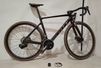 SCOTT ADDICT RC 10 BIKE MODEL: 290349 SIZE: M ORIG RRP &pound;6399 ADDICT RC DISC HMX CARBON FRAME ADDICT RC HMX FORK SRAM FORCE AXS DISC 24 SPEED SCHWALBE ONE RACE-GUARD TYRES WITH CHARGING CABLE (SEE ALL IMAGES)