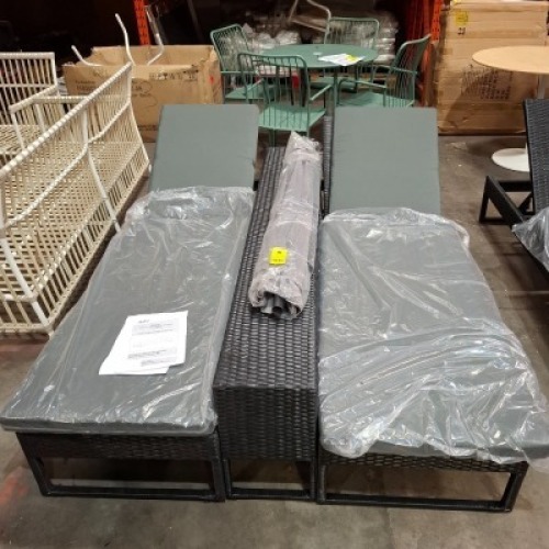 4 X PIECE STUDIO RATTAN SUNLOUGER SET IN BLACK / GREY TO INCLUDE 2 SUNLOUNGER IN SIZE W 198 X D 59 X H 36/89 AND ONE TABLE IN SIZE W 188 X D 28 X H 50 CM AND ONE PARASOL IN SIZE DIAM 240