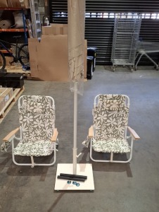 6 X BRAND NEW BEACH LOT CONTAINING 4 SUNLIFE BEACH CHAIRS IN FLORAL WHITE / GREEN - RRP EACH £125 1 BUSINESS & PLEASURE PARASOL METAL BASE IN WHITE 16 KG - RRP £251 AND ONE PARASOL - TOTAL RRP FOR LOT £751
