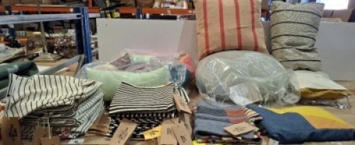 29 X BRAND NEW MIXED LOT CONTAINING AFROART STUDIO CUSHION COVERS IN BLACK / WHITE AND MULTI COLOUR , HAY DOGS BED IN MULTI - COLOUR AND 4 CUSHIONS IN VARIOUS STYLES IN HALF A BAY
