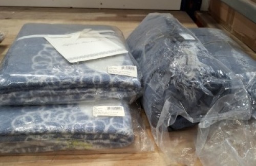 4 X BRAND NEW MIXED LOT CONTAINING 2 KILI DESIGN MASARU SUZUKI 65 X 90 CM WOOL BLANKETS IN WHITE / BLUE , 2 HIMLA THROWS IN NAVY BLUE