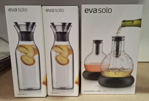 9 X BRAND NEW MIXED LOT CONTAINING 8 EVA SOLO FRIDGE CARAFE IN SIZE 1.0L - RRP EACH £38 - AND ONE EVA SOLO COOL DECANTER CARAFE 0.75L - RRP £101 - TOTAL RRP £405