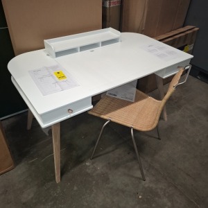 2 X BRAND NEW LOT CONTAINING 1 OLIVER FURNITURE WOOD DESK IN WHITE IN SIZE 118.5 X W 68.5 X H 72.6 - RRP £863 - AND ONE CARL HANSEN PK1 CHAIR IN NATURAL WITH METAL FRAME - RRP £501 - TOTAL RRP FOR LOT £1364