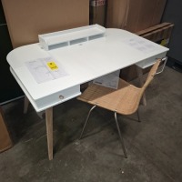 2 X BRAND NEW LOT CONTAINING 1 OLIVER FURNITURE WOOD DESK IN WHITE IN SIZE 118.5 X W 68.5 X H 72.6 - RRP &pound;863 - AND ONE CARL HANSEN PK1 CHAIR IN NATURAL WITH METAL FRAME - RRP &pound;501 - TOTAL RRP FOR LOT &pound;1364