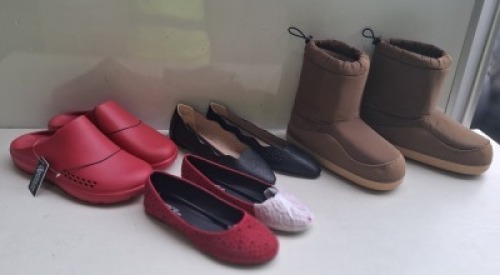 23 X BRAND NEW MIXED WOMENS SHOES CONTAINING SLIDERS IN PINK IN SIZE 40 , SNOWBOOTS IN BISCUIT IN SIZE 3-4 , WOMENS POINTED TOE FLAT SHOE IN BLACK IN SIZE 40 ETC IN ONE TUB (NOTE - TUBS NOT INCLUDED)