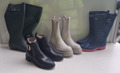 21 X MIXED BOOTS LOT CONTAINING, CARTMEL HIGH BOOTS IN GREEN IN SIZE 6UK, KONFORME BOOTS IN NAVY / PINK IN SIZE 4UK, NEW YORKER BOOTS IN BLACK IN SIZE 4UK, IN 1 TRAY (TRAY NOT INCLUDED)