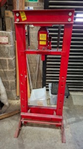 1 X 30 TONNE HYDRAULIC JACK (UNTESTED)