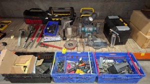 100+ MIXED WORKSHOP EQUIPMENT LOT CONTAINING 5 HEAVY DUTY WRENCHES LARGE BOX OF HAMMERS/ COMBINATION SPANNERS/PRY BARS , WORKBENCH VICE , BENCH GRINDER UV FLASHLIGHT ETC IN 3 TRAYS AND HALF A BAY