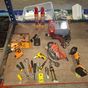 19 X MIXED TOOL LOT CONTAINING INGCO LIHIUM - ION CORDLESS DRILL WITH BATTERY AND CHARGER , EINHELL TC - ID 1000E IMPACT DRILL , CONENTOOL ANGLE GRINDER 21V WITH BATTERY , BLACK AND DECKER SANDER 230V AND VARIOUS HAND TOOLS ON HALF A BAY
