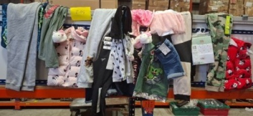 23 X MIXED KIDS CLOTHING LOT CONTAINING PEPACO BOYS JOGGERS IN BLACK IN SIZE 5-6 YEARS , PEPACO BOYS SHORTS IN BLUE IN SIZE 5-6 YEARS , MICKEYMOUSE COAT IN RED IN SIZE 80 , AVENGERS TOP IN GREEN IN SIZE 5-6 YEARS ETC