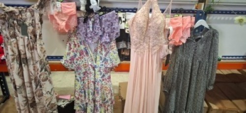17 X MIXED WOMENS CLOTHING LOT CONTAINING 1 ALL SAINTS DRESS IN FLORAL DESIGN IN SIZE 12 , 1 BIKINI BOTTOMS IN PINK , ROMAN FLORAL DRESS IN SIZE 14 , PEPACO SANDALS IN BLACK IN SIZE 5 ETC ON A SHELF