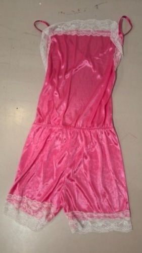 150 X WOMENS NIGHTGOWN IN PINK/WHITE IN SIZE UK 6-8 IN TWO TRAYS (NOTE - TRAYS NOT INCLUDED)