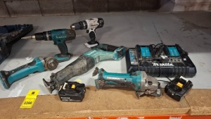 8 X MIXED MAKITA TOOLS LOT TO INCLUDE 2 CORDLESS ANGLE GRINDERS , 2 COMBI DRILLS , 1 RECIPICATING SAW , DUAL PORT CHARGER , AND TWO BATTERIES