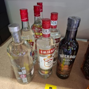 7 X BRAND NEW MIXED ALCOHOL LOT CONTAINING 3 GLEN'S VODKA 70CL , 2 SMIRNOFF VODKA 700ML , 1 ABSOLUT VODKA 100ML , 1 DUTCH BARN ORCHARD VODKA 70CL