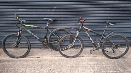 2 X MIXED BIKES LOT CONTAINING CARRERA VULCAN BIKE ON BLACK WITH GREEN STRIPES IN SIZE 52 CM AND 1 CARRERA VENGEANCE BIKE IN BLACK AND GREY IN SIZE 42 CM
