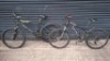 2 X MIXED BIKES LOT CONTAINING CARRERA VULCAN BIKE ON BLACK WITH GREEN STRIPES IN SIZE 52 CM AND 1 CARRERA VENGEANCE BIKE IN BLACK AND GREY IN SIZE 42 CM