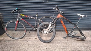 2 X MIXED BIKES LOT CONTAINING 1 SCOTT METRIX BIKE IN GREY WITH RED STRIPES IN SIZE 45CM AND 1 X ON ONE BIKE IN BLACK AND ORANGE IN SIZE 47CM