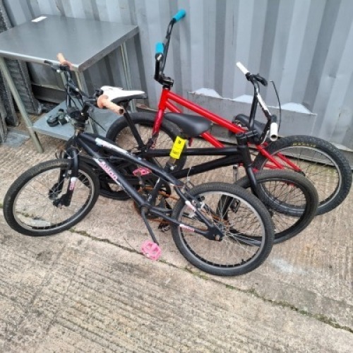 3 X MIXED BMXS LOT CONTAINING 1 AVIGO SPIN BIKE IN BLACK , 1 COLONY BIKE IN RED AND 1 BRANDLESS BIKE IN BLACK