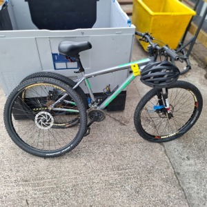 1 X CARRER RAIDON BIKE IN GREY AND GREEN IN SIZE 47CM WITH A SPARE WHEEL