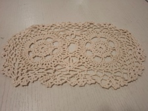 1500 X BRAND NEW BEIGE OVAL CROCHET DOILEY IN SIZE 15X25CM IN 1 BOX