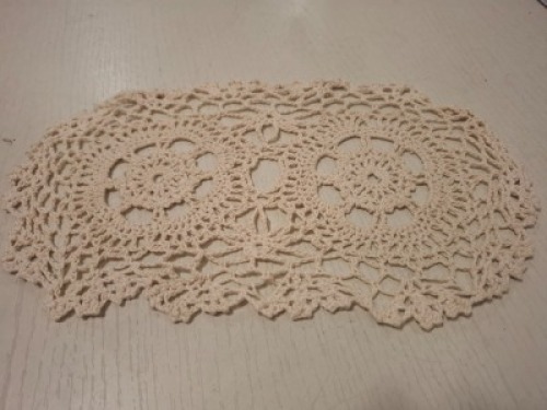 1500 X BRAND NEW BEIGE OVAL CROCHET DOILEY IN SIZE 15X25CM IN 1 BOX